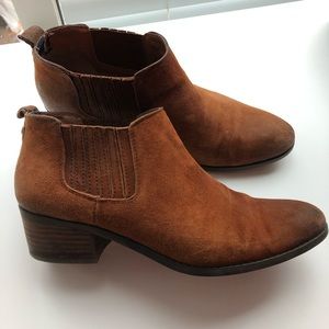 Tommy Hifiger brown suede Chelsea booties size 7